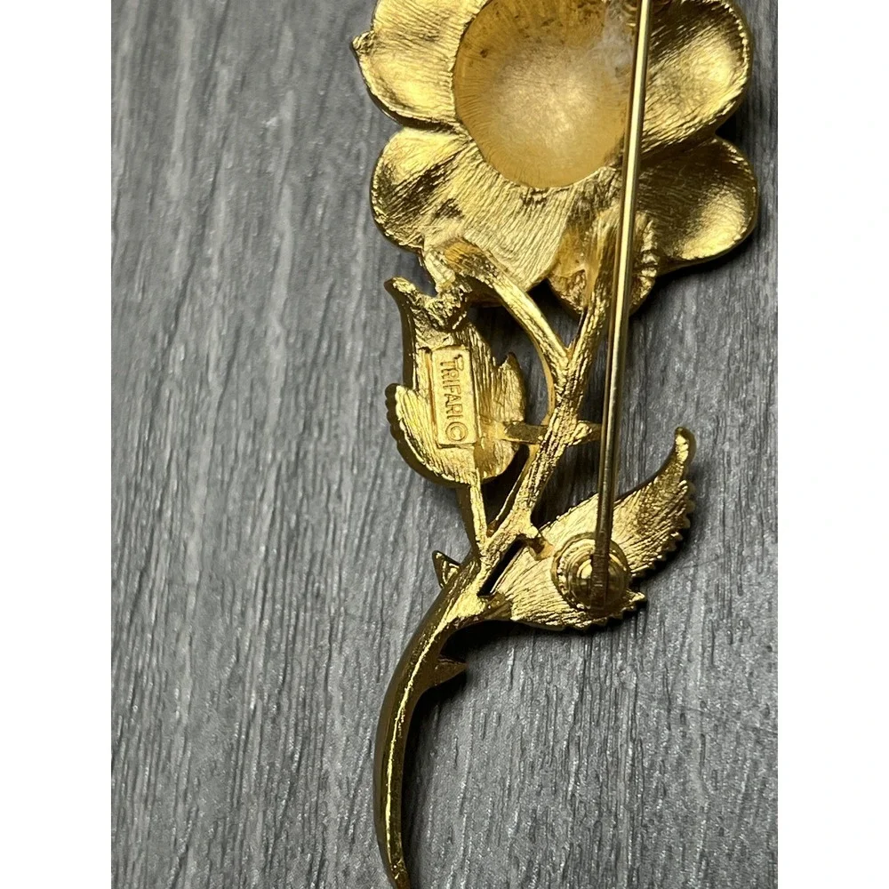 Vintage TRIFARI Gold Tone‎ Rose Flower Stem Brooch Pin Brushed Finish Floral